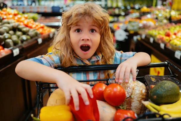 Bambino Supermercato Divertente Eccitato Ragazzino Arguzia Carrello Della Spesa Scegliendo — Foto Stock