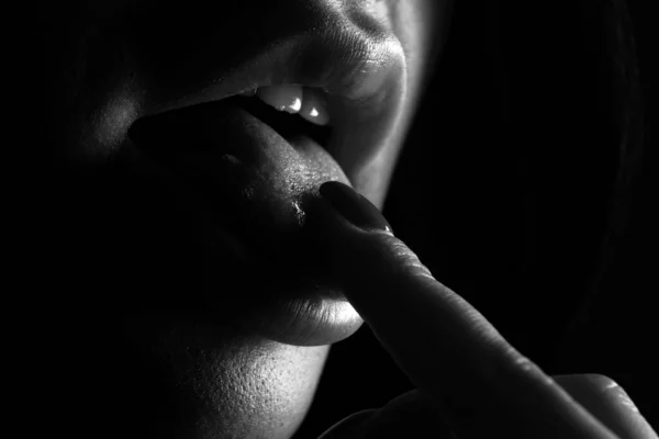 セクシーな唇は指を吸います 閉じます 指の概念だ 女は舌を舐める セクシーな甘い夢 女性の口唇 — ストック写真