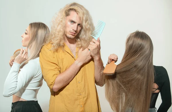 Groupe Jeunes Femmes Homme Peigner Les Cheveux Les Gens Peigner — Photo