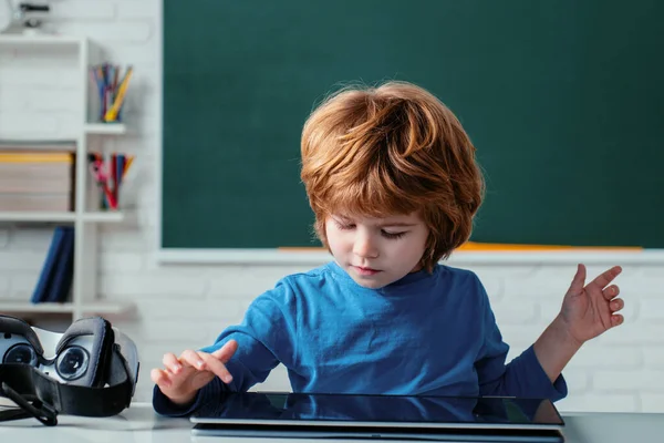 Leerling Met Digitale Tablet Klas Kleine Jongen Spelen Met Digitale — Stockfoto