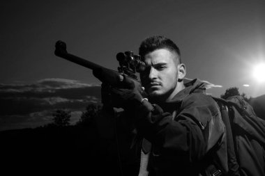 Avcı klasiği. Güzel Günbatımında Tüfek Avcısı Silueti. Avcının silueti. Satılık av malzemeleri. Sınırsız avlanma