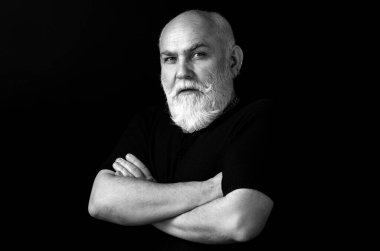 Siyah arka planda olgun bir adamın portresi. Ciddi kıdemli adam.