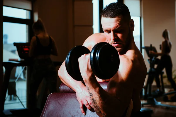 Kräftiger Muskulöser Mann Crossfit Fitnessstudio Workout Lifestylekonzept Mannschaftstraining Mit Kurzhanteln — Stockfoto