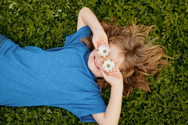 Gelukkig Kind Liggend Groen Gras Buiten Het Voorjaarspark — Stockfoto
