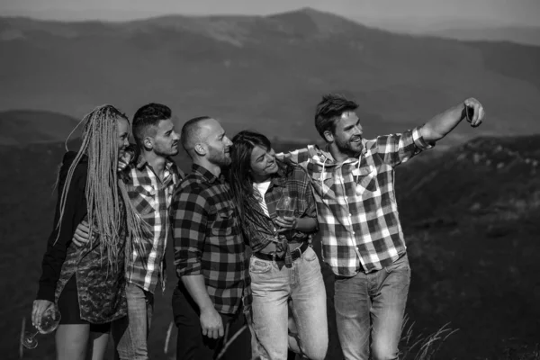 Groupe Amis Prenant Selfie Dans Les Montagnes Nature Étudiants Vacances — Photo