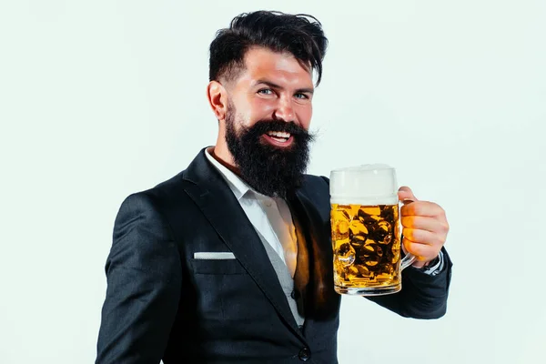 快乐优雅的男人喝啤酒 快乐的酿酒师举杯喝啤酒 — 图库照片