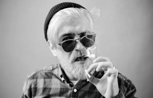 Férfi Dohányzik Professzionális Modell Professzionális Fotózás Szexi Gyönyörű Stílusos Férfi — Stock Fotó