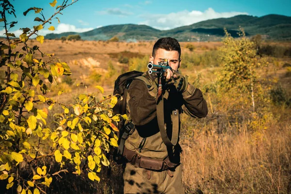 Hunter Powerful Rifle Scope Spotting Animals Охотник Дробовиком Охоте Найди — стоковое фото