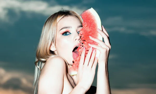 Sexy Junge Frau Leckt Wassermelone Mit Sexy Zunge Nahaufnahme Porträt — Stockfoto