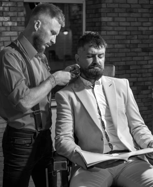 면도기스타일링 이발사 남자와 면도기 공간이있는 오래된 배경의 이발소 이발소 디자인 — 스톡 사진