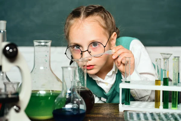 Una Demostración Química Vuelta Escuela Niño Escuela Primaria Retrato Cerca — Foto de Stock