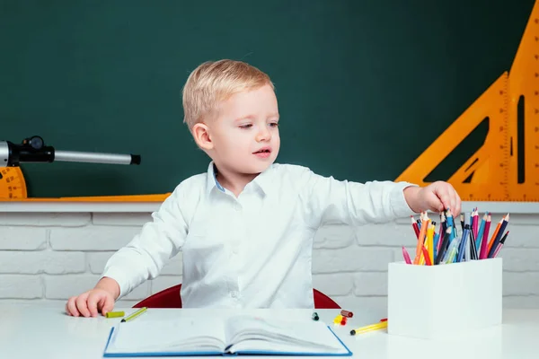 子供は学校に行く準備ができている 小学生か未就学児は学ぶ かわいい子供の男の子で教室近くの黒板机 — ストック写真
