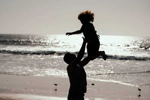 Baba Oğlunu Mavi Gökyüzüne Fırlattı Baba Gün Batımında Çocuk Fırlatıyor — Stok fotoğraf