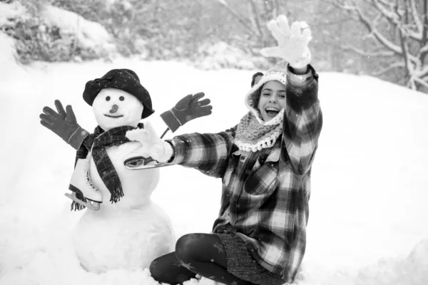 Kobiety Zimowych Ciuchach Szczęśliwej Zimy Zimowy Portret Świąteczna Poezja Ciesząca — Zdjęcie stockowe