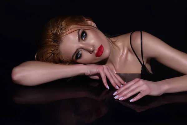 아름다운 여성의 자연스럽게 화장하는 아름다운 스튜디오 배경에서 고립된 포즈를 취하는 — 스톡 사진