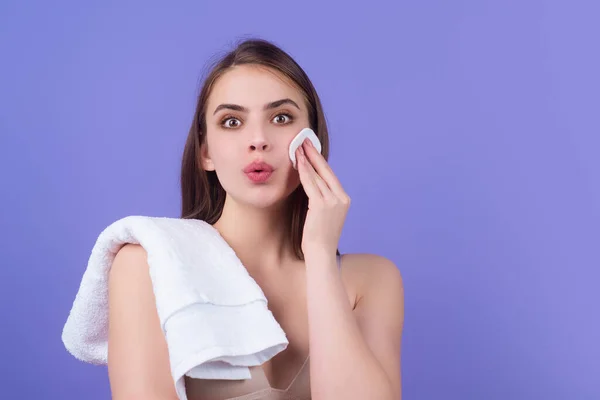 Beauty Model Cleansing Her Perfect Skin Cotton Pad Sponge Spa —  Fotos de Stock