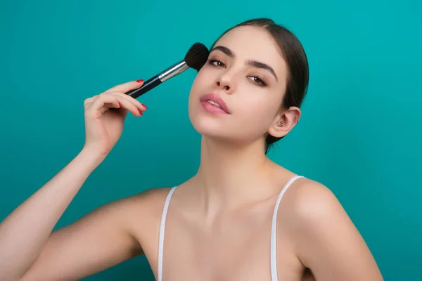 Mujer Aplica Polvo Cara Usando Cepillo Maquillaje Chica Haciendo Contorno —  Fotos de Stock