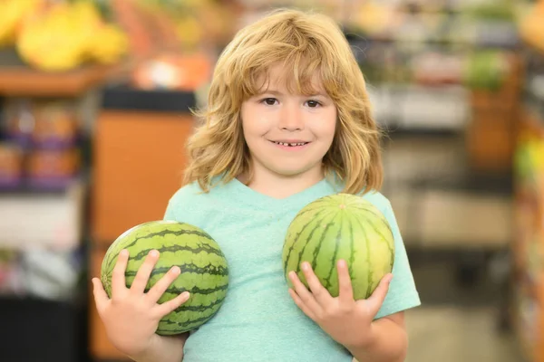 Yiyecek Dükkanında Karpuz Taşıyan Çocuk Portresi Süpermarket Alışverişi Market Konsepti — Stok fotoğraf