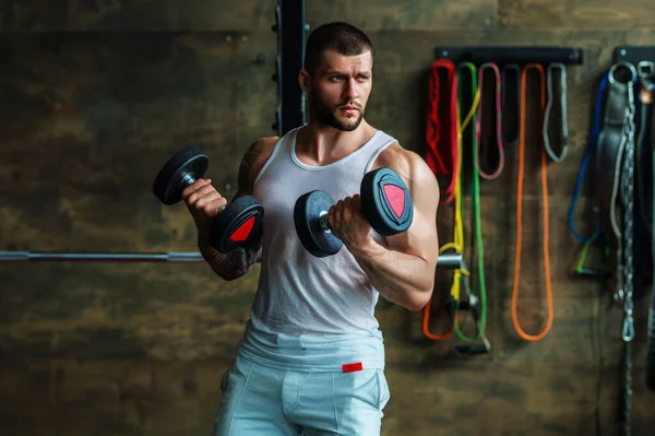 Handsome Fit Muskulösen Kaukasischen Mann Workout Der Turnhalle Mit Gewichtspumpen — Stockfoto