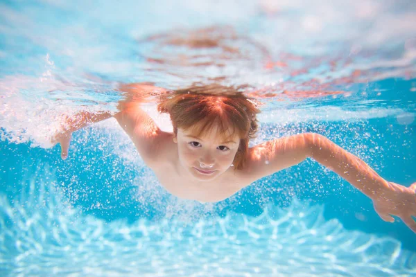 Dziecko Basenie Letni Dzień Chłopiec Pływający Latem Pod Wodą Plaży — Zdjęcie stockowe