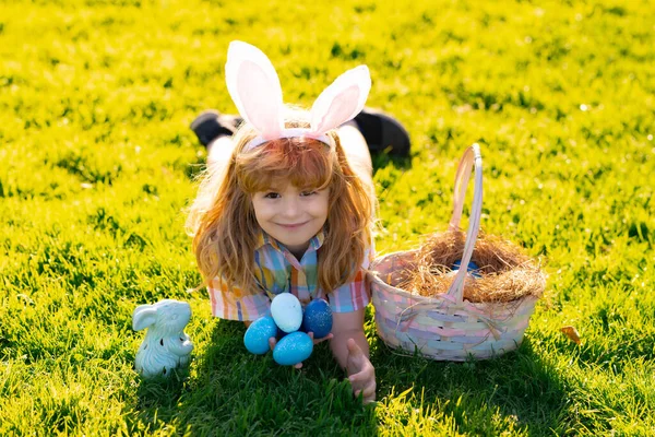 Dzieciak Leży Trawie Parku Jajkami Wielkanocnymi Chłopak Polujący Wielkanocne Jaja — Zdjęcie stockowe