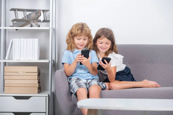 Ouderlijk Toezicht Kinderen Alleen Met Telefoon Thuis Verslaving Sociale Media — Stockfoto