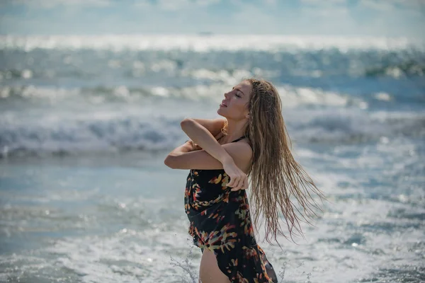 海滩上的性感女人性感的女孩穿着夏装在海滩上穿衣 暑假期间晒黑的性感女人 海滩上漂亮的性感模特 性感的夏装 — 图库照片
