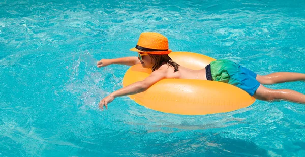Lächelndes Kleines Mädchen Mit Sonnenbrille Und Sommermütze Pool Einem Sonnigen — Stockfoto