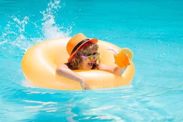 Dítě Cákající Bazénu Aktivní Zdravý Životní Styl Plavání Vodní Sporty — Stock fotografie