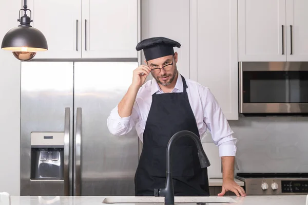 Yemek Pişirme Aşçılık Konsepti Mutfakta Üniformalı Aşçı Erkek Aşçı Önlüklü — Stok fotoğraf
