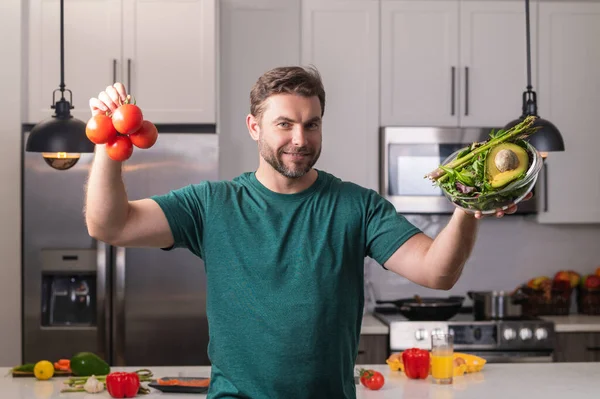 台所でハンサムな男の肖像画 家庭のキッチンでおいしいと健康食品を準備する若い男 キッチンで野菜サラダを調理レシピと男 調理する準備ができている食品野菜 健康食品 — ストック写真