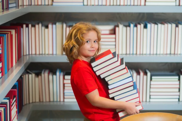 教育概念 孩子们在学校图书馆的书桌上做作业 小学生在堆积如山的书本旁学习家庭作业 — 图库照片