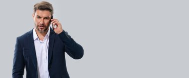 Takım elbiseli adam cep telefonu kullanıyor. Başlık için afiş, kopyalama alanı. Web tasarımı için poster