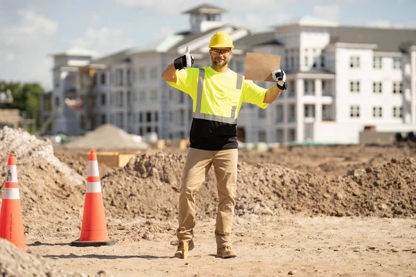 Kasklı Bir Inşaat Işçisi Yeni Bina Inşaatında Çalışan Bir Işçi — Stok fotoğraf