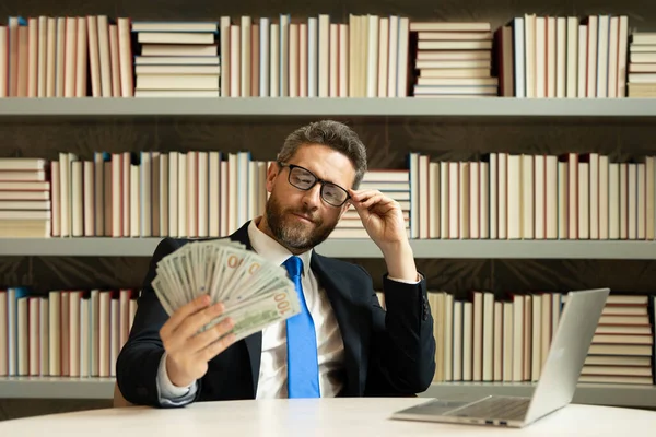 Nakit Parayı Dolar Banknotlarıyla Gösteren Bir Adam Ofiste Parası Olan — Stok fotoğraf