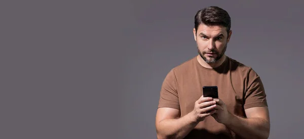 Banner Mies Käyttää Mobiili Älypuhelin — kuvapankkivalokuva