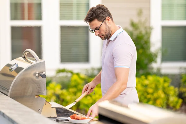 Handsome Man Preparing Barbecue Grill Outdoor Man Cooking Tasty Food — Stock Photo, Image