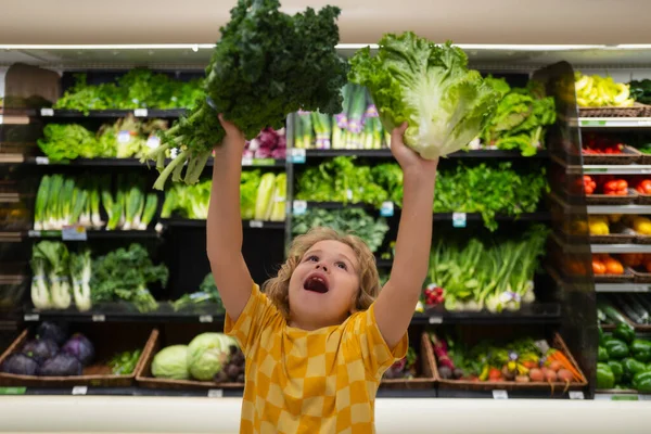 Kind Mit Mangold Salat Kind Gemüsemarkt Kleines Kind Wählt Lebensmittel — Stockfoto