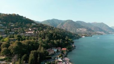 İtalya 'daki Como Gölü' nün panoraması, merkez meydandaki kilisenin olduğu eski kasabanın havadan görünüşü. Como Gölü, İtalya 'nın Como bölgesinde yer almaktadır. Tremezzina, Como Gölü, Lombardy, İtalya