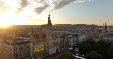 Viyana Belediye Binası. Rathusplatz 'ın havadan görünüşü. Rathauspark 'taki Rathaus' un tepesinde. Rathaus Viyana 'da, belediye binasında. İnsansız hava aracı görüntüleri. Başkent Wien 'deki Rathaus Belediye Binası. Avrupa 'da seyahat