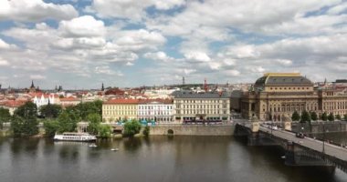Prag manzaralı hava manzarası. Prag mimarisi ve Vltava nehri üzerindeki köprü. Prag, Çek Cumhuriyeti, Çek Cumhuriyeti. Prag merkezinin yukarıdan panoramik görünümü, şehir manzarası