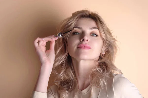 Makijaż Brwi Model Piękności Kształtujący Brwi Bliska Ołówkiem Brwi Kobiece — Zdjęcie stockowe