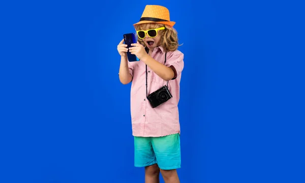 Foto Von Niedlichen Kind Junge Mit Handy Isoliert Über Blauem — Stockfoto