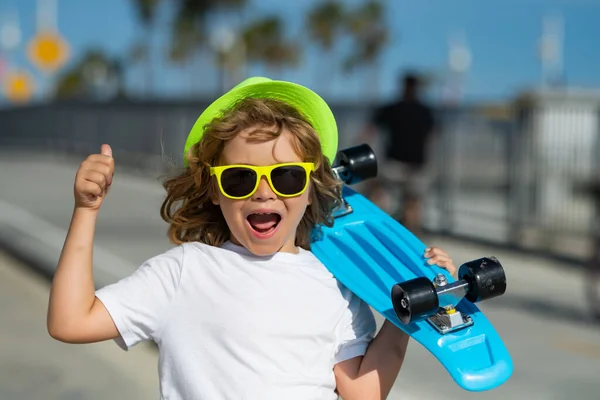 Kleine Junge Jahre Alt Halten Skateboard Posiert Auf Der Straße — Stockfoto