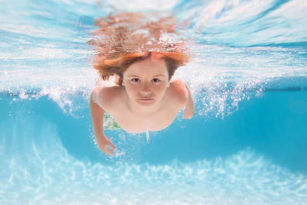 Criança Piscina Dia Verão Jovem Nadar Mergulhar Debaixo Água Sob — Fotografia de Stock