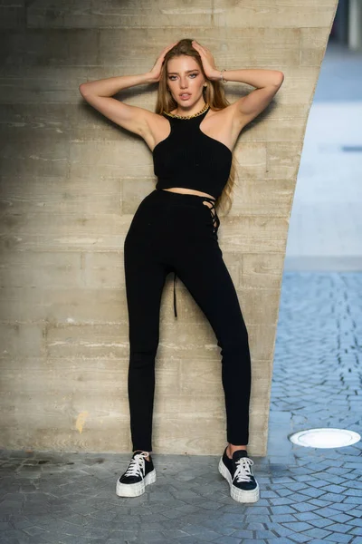 Vacker Kvinnlig Modell Sommarstaden Trendig Kvinna Poserar Gatan Bakgrund Mode — Stockfoto