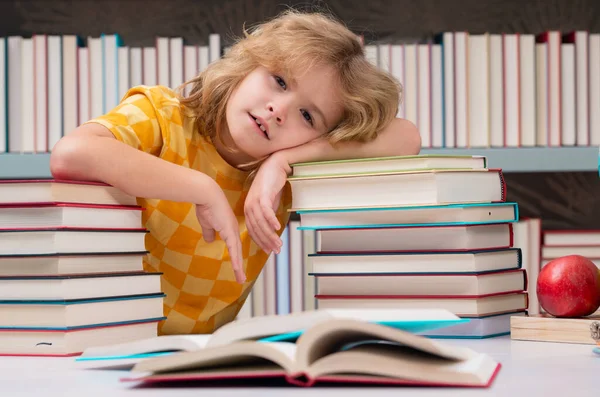 Niño Escuela Cansado Alumno Aburrido Escuela Niño Estudiar Leer Libro —  Fotos de Stock