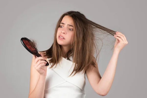 Žena Ruka Drží Hřeben Vážným Problémem Vypadávání Vlasů Pro Zdravotní — Stock fotografie
