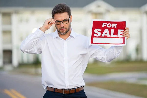 Vendeur Maison Américain Agents Immobiliers Détiennent Signe Vendre Logements Dans — Photo