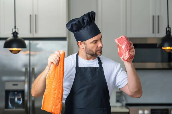Koch Uniform Kocht Der Küche Rohes Rindfleisch Und Fischlachsfilet Restaurantmenükonzept — Stockfoto